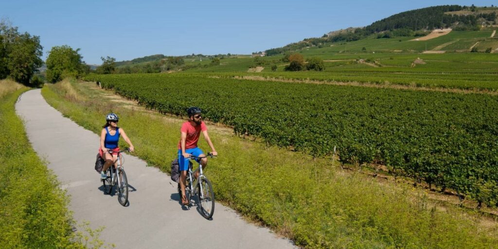 Village médiéval traversé lors du voyage vélo 3 jours au départ de Cluny