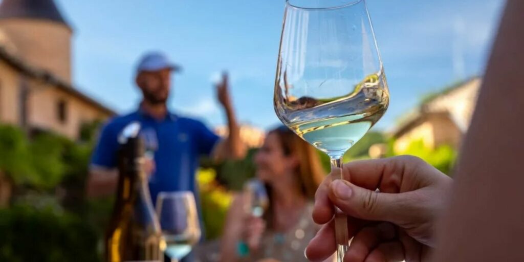 Dégustation de vin lors d'une escapade vélo romantique à Cluny