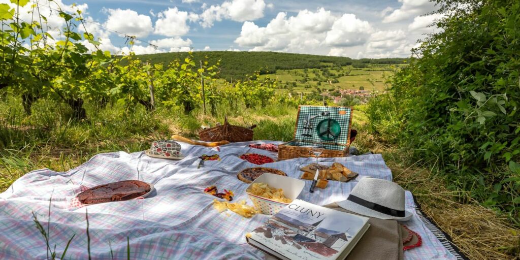 Pique-nique en amoureux au bord de la Voie Verte de Cluny